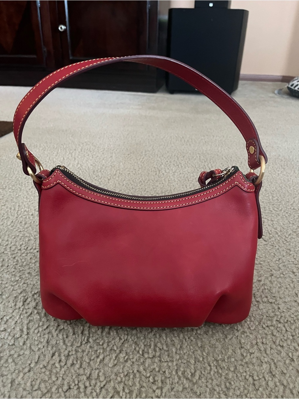 Dooney and Bourke Florentine shoulder bag in the color red - Picture 2 of 6